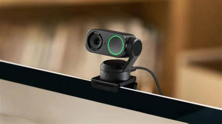 Interactive webcam streaming with live chat and tipping features